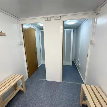 Conteneur sanitaire 21 x 8 pieds | Douche / Vestiaire | Bâtiment portable anti-vandalisme – Image 4