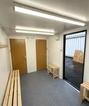 Conteneur sanitaire 21 x 8 pieds | Douche / Vestiaire | Bâtiment portable anti-vandalisme