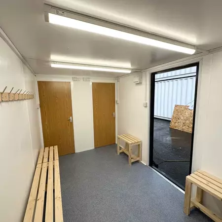 Conteneur sanitaire 21 x 8 pieds | Douche / Vestiaire | Bâtiment portable anti-vandalisme