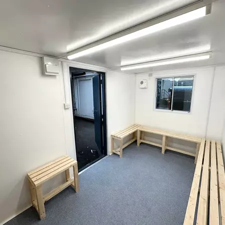 Conteneur sanitaire 21 x 8 pieds | Douche / Vestiaire | Bâtiment portable anti-vandalisme – Image 8