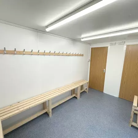 Conteneur sanitaire 21 x 8 pieds | Douche / Vestiaire | Bâtiment portable anti-vandalisme – Image 10